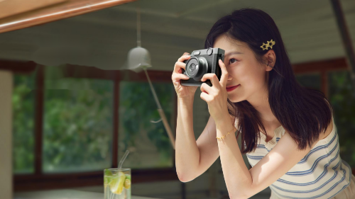 Comparison of an instant camera and a portable photo printer